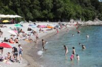 Rijeka: Kupači na gradskoj plaži na Kantridi.