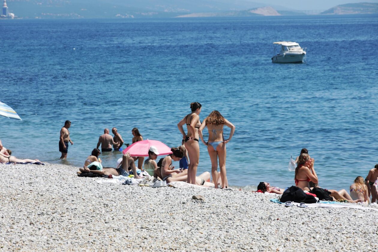 Rijeka: Kupači na gradskoj plaži na Kantridi.