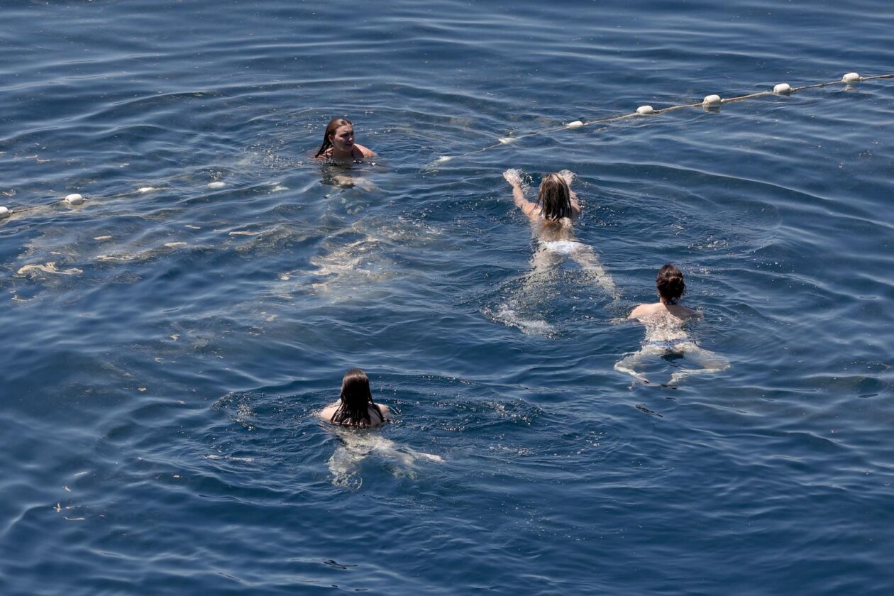 Rijeka: Ljudi uživaju u sunčanju i kupanju na plaži Rijeka: Ljudi uživaju u sunčanju i kupanju na plaži