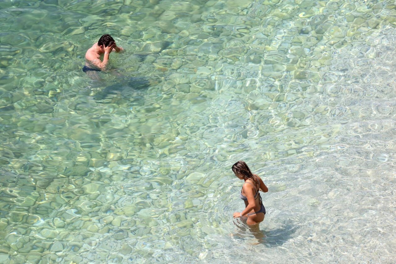 Rijeka: Ljudi uživaju u sunčanju i kupanju na plaži Rijeka: Ljudi uživaju u sunčanju i kupanju na plaži