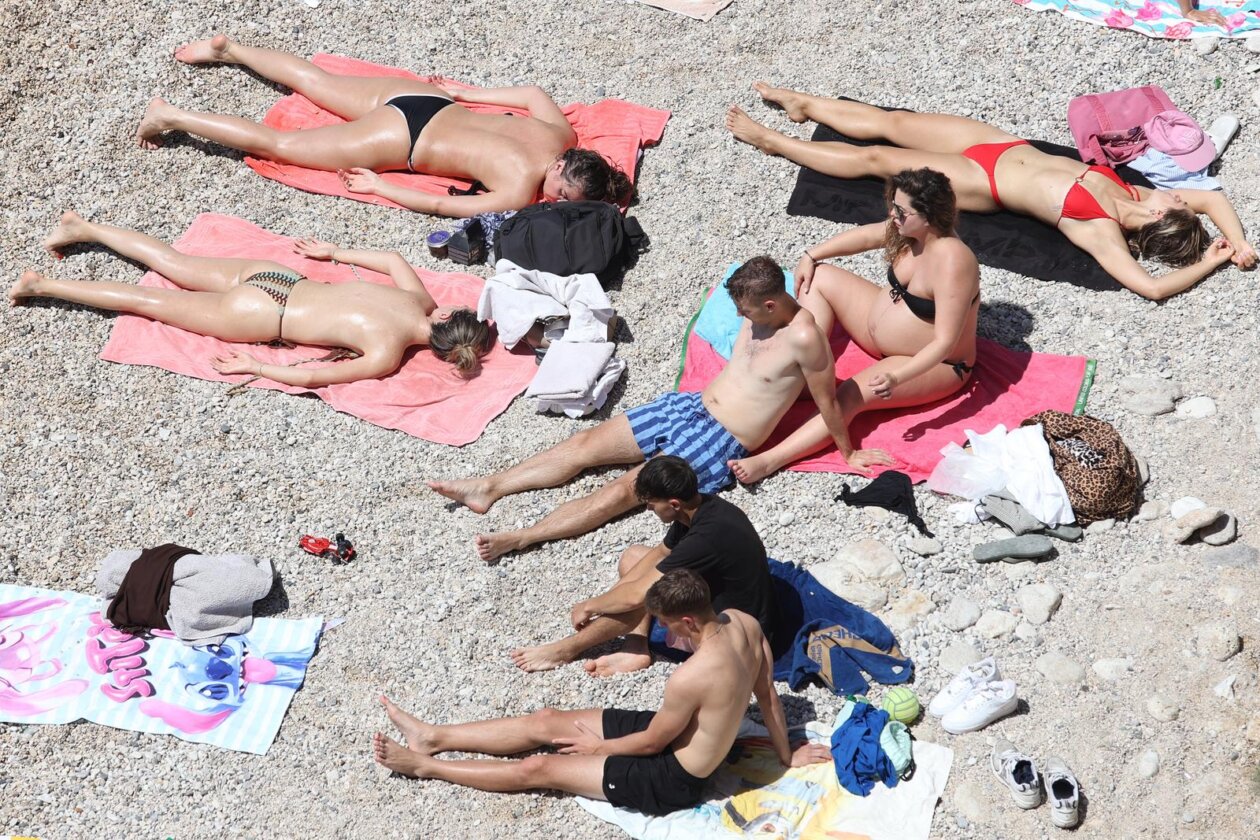 Rijeka: Ljudi uživaju u sunčanju i kupanju na plaži Rijeka: Ljudi uživaju u sunčanju i kupanju na plaži