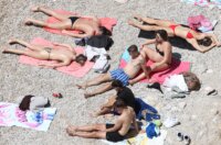 Rijeka: Ljudi uživaju u sunčanju i kupanju na plaži Rijeka: Ljudi uživaju u sunčanju i kupanju na plaži