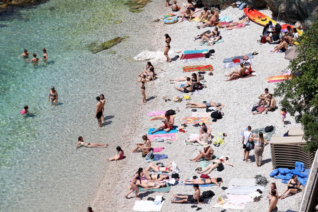 Rijeka: Ljudi uživaju u sunčanju i kupanju na plaži Rijeka: Ljudi uživaju u sunčanju i kupanju na plaži