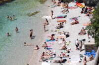 Rijeka: Ljudi uživaju u sunčanju i kupanju na plaži Rijeka: Ljudi uživaju u sunčanju i kupanju na plaži