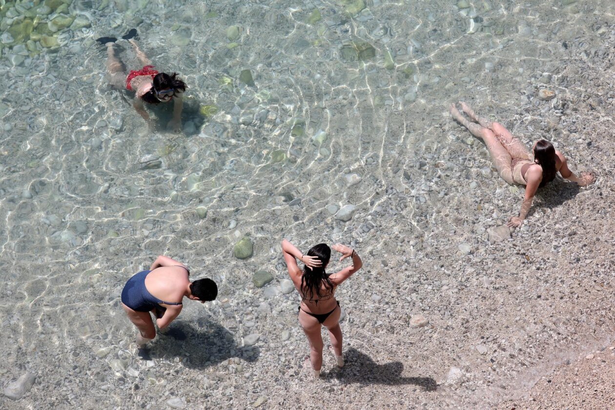 Rijeka: Ljudi uživaju u sunčanju i kupanju na plaži Rijeka: Ljudi uživaju u sunčanju i kupanju na plaži