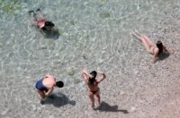 Rijeka: Ljudi uživaju u sunčanju i kupanju na plaži Rijeka: Ljudi uživaju u sunčanju i kupanju na plaži