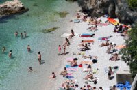 Rijeka: Ljudi uživaju u sunčanju i kupanju na plaži Rijeka: Ljudi uživaju u sunčanju i kupanju na plaži