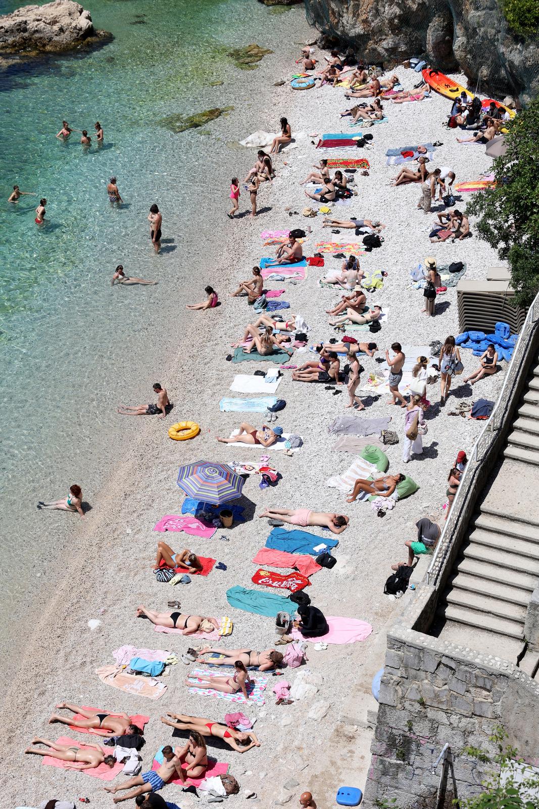 Rijeka: Ljudi uživaju u sunčanju i kupanju na plaži Rijeka: Ljudi uživaju u sunčanju i kupanju na plaži
