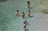 Rijeka: Ljudi uživaju u sunčanju i kupanju na plaži Rijeka: Ljudi uživaju u sunčanju i kupanju na plaži