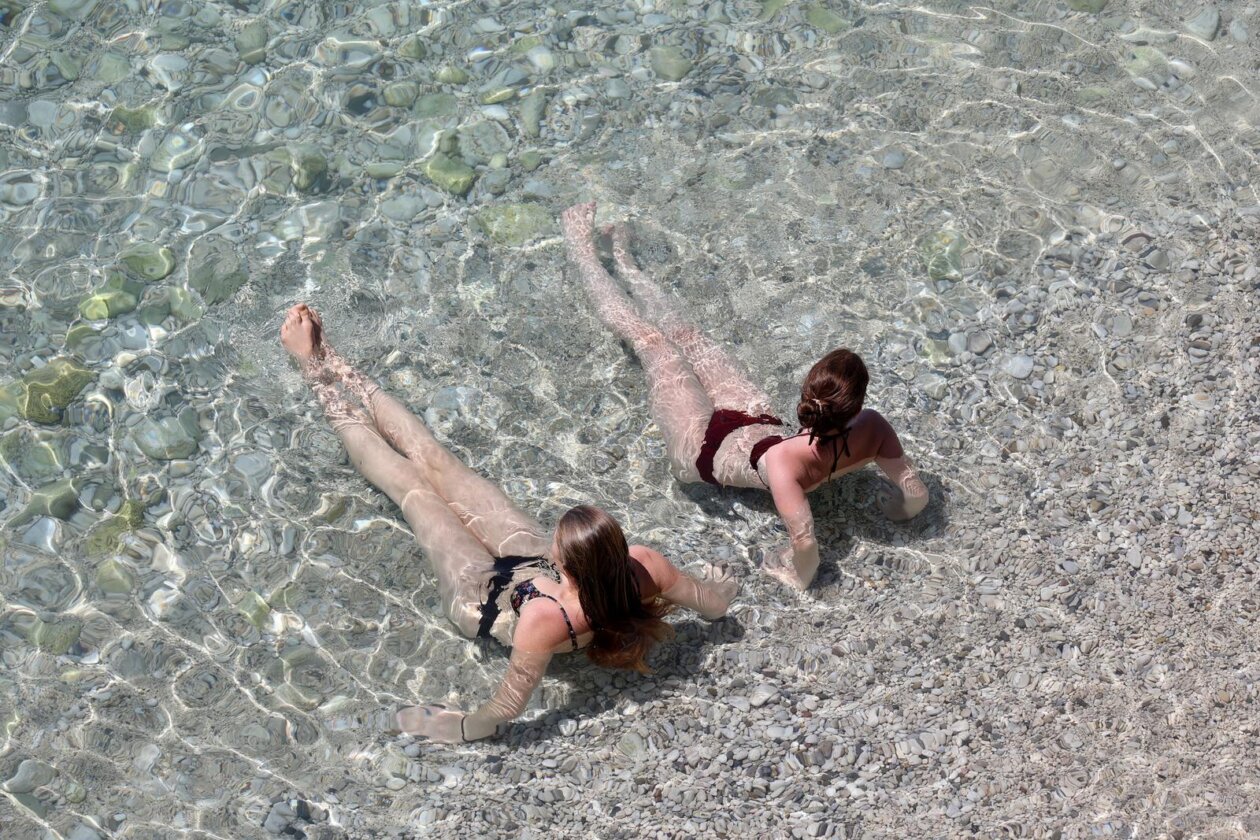 Rijeka: Ljudi uživaju u sunčanju i kupanju na plaži Rijeka: Ljudi uživaju u sunčanju i kupanju na plaži