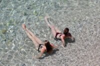 Rijeka: Ljudi uživaju u sunčanju i kupanju na plaži Rijeka: Ljudi uživaju u sunčanju i kupanju na plaži