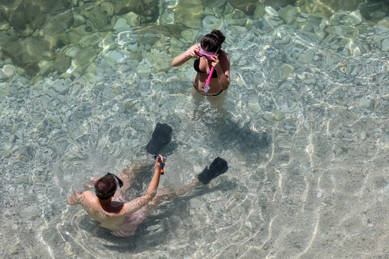 Rijeka: Ljudi uživaju u sunčanju i kupanju na plaži Rijeka: Ljudi uživaju u sunčanju i kupanju na plaži