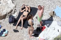 Rijeka: Ljudi uživaju u sunčanju i kupanju na plaži Rijeka: Ljudi uživaju u sunčanju i kupanju na plaži