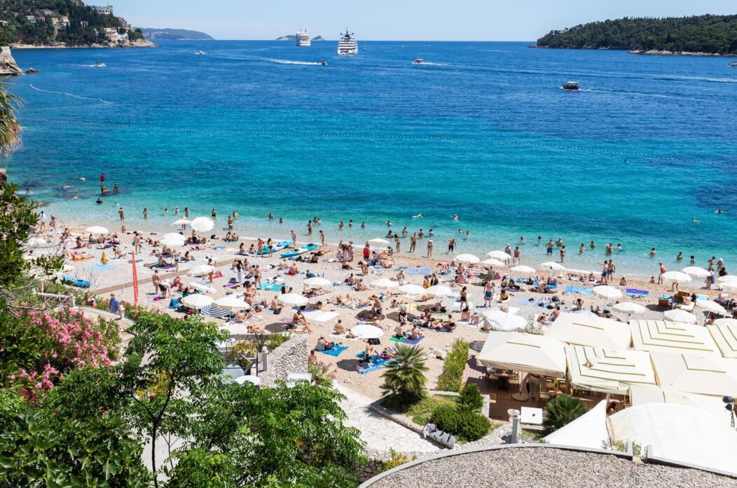 Dubrovnik: Gradske plaže već su pune kupača Dubrovnik: Gradske plaže već su pune kupača