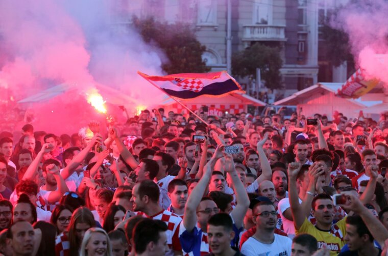 Rijeka: Navijači na gatu Karoline riječke prate utakmicu Rusija – Hrvatska