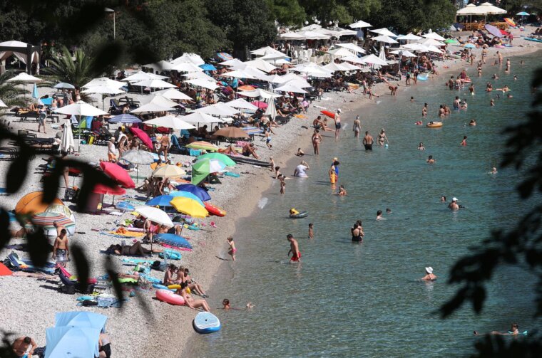 Plaža u Medveji prepuna kupača Plaža u Medveji prepuna kupača