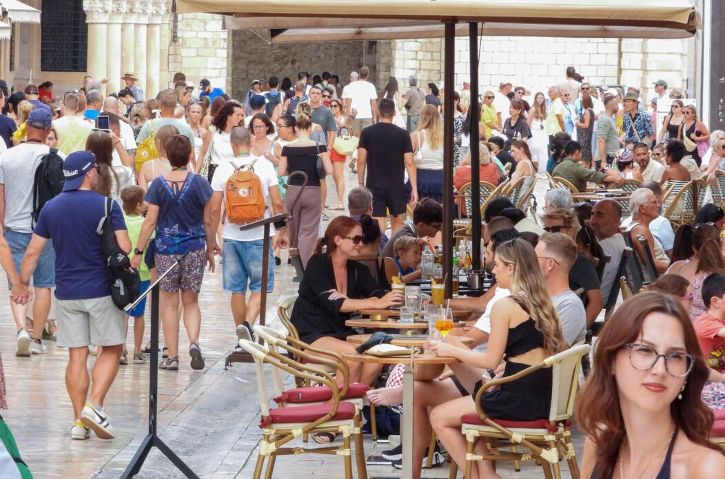 Dubrovnik ljeti, tisuće posjetitelja, ali i bogata ponuda za svakoga