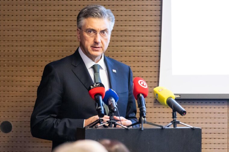 Dubrovnik: Premijer Plenković i ministar Fuchs uručili 62 ugovora za izgradnju i opremanje osnovnih škola