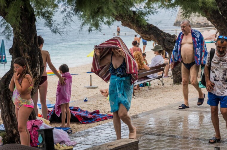 Kaštel Štafilić: Ljetni pljusak na plaži Gabine