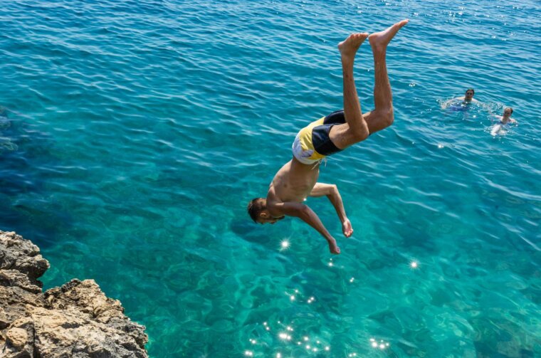 Pula: Havajska plaža na Verudeli raj je za kupače i ljubitelje skokova sa stijena Pula: Havajska plaža na Verudeli raj je za kupače i ljubitelje skokova sa stijena