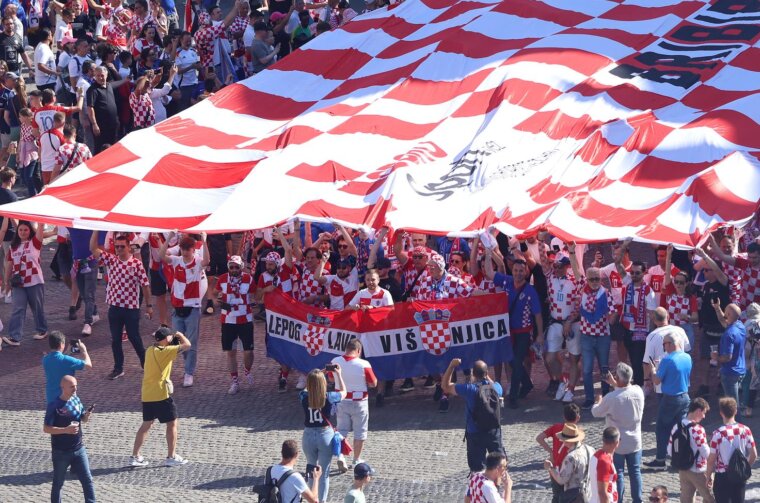U Leipzig stigla najveća hrvatska navijačka zastava dugačka 107 metara U Leipzig stigla najveća hrvatska navijačka zastava dugačka 107 metara