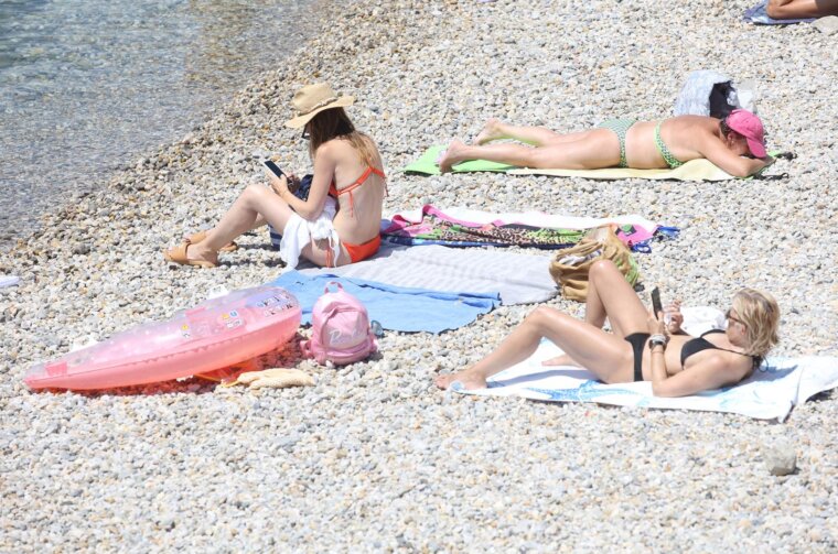 Rijeka: Građani osvježenje od vrućina i sparine potražili na plaži Ploče