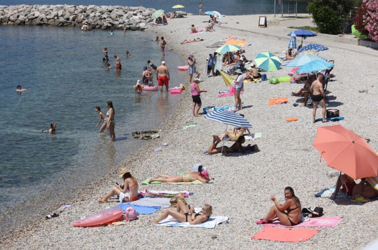 Rijeka: Građani osvježenje od vrućina i sparine potražili na plaži Ploče