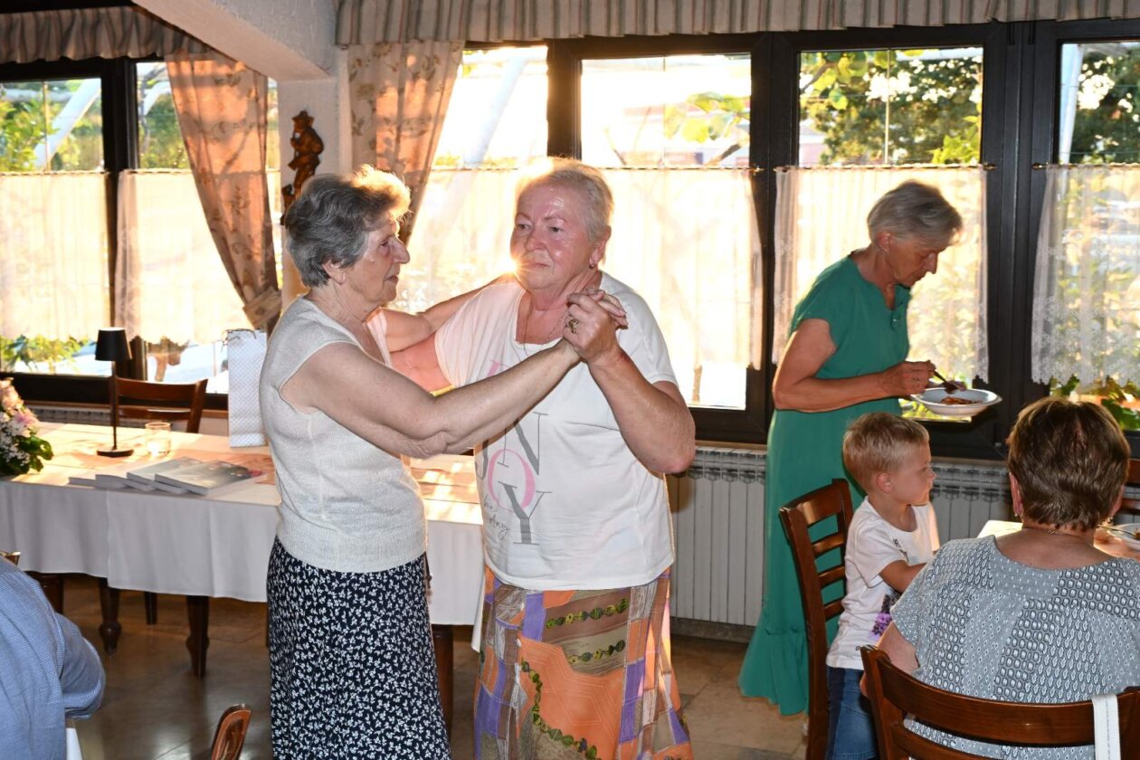 Predstavljanje kuharice (25) Predstavljanje kuharice (25)