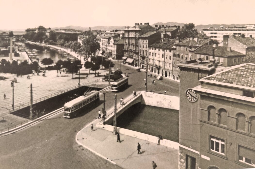 Trolejbusi na Titovom trgu krajem 1950-ih Trolejbusi na Titovom trgu krajem 1950-ih