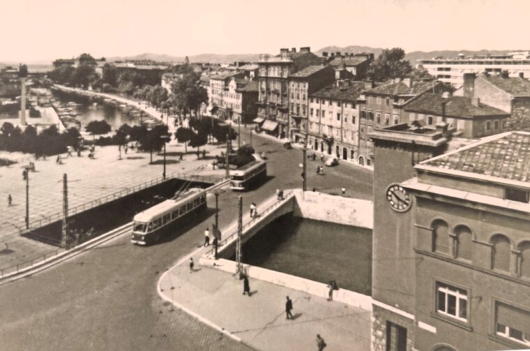 Trolejbusi na Titovom trgu krajem 1950-ih Trolejbusi na Titovom trgu krajem 1950-ih