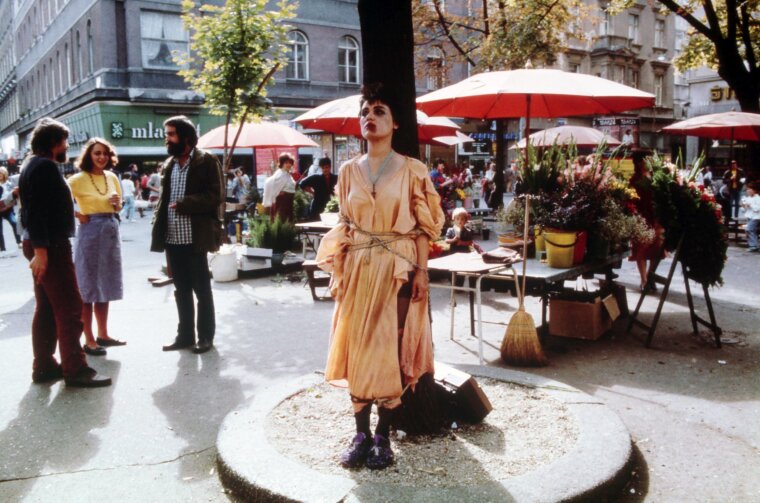 Vezana za drvo, 1985