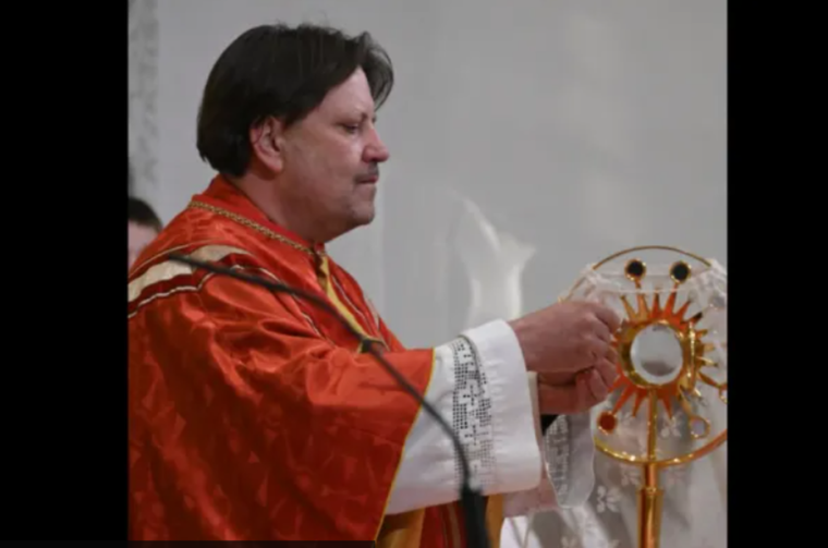 svećenik osa svećenik osa
