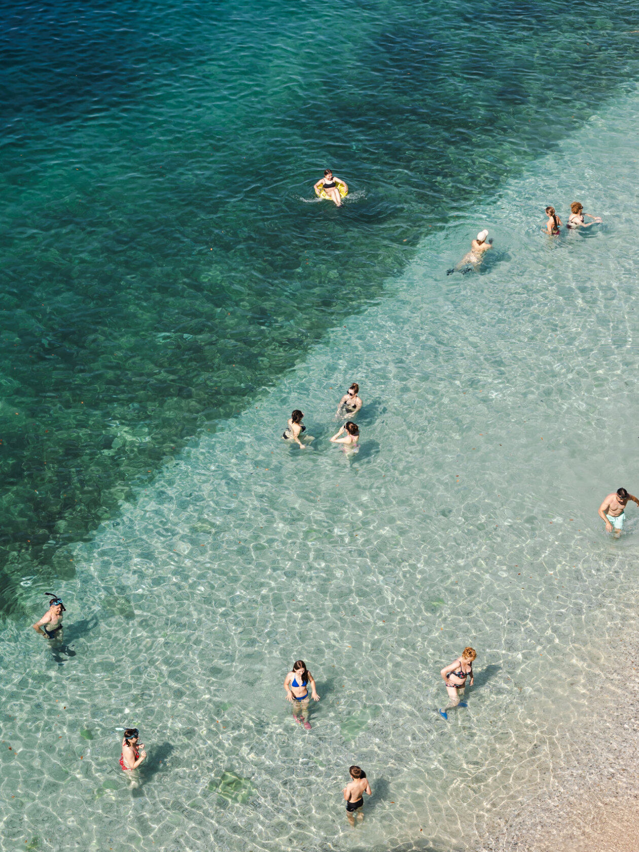 Ilustrativna Pećine plaža kupači -1322