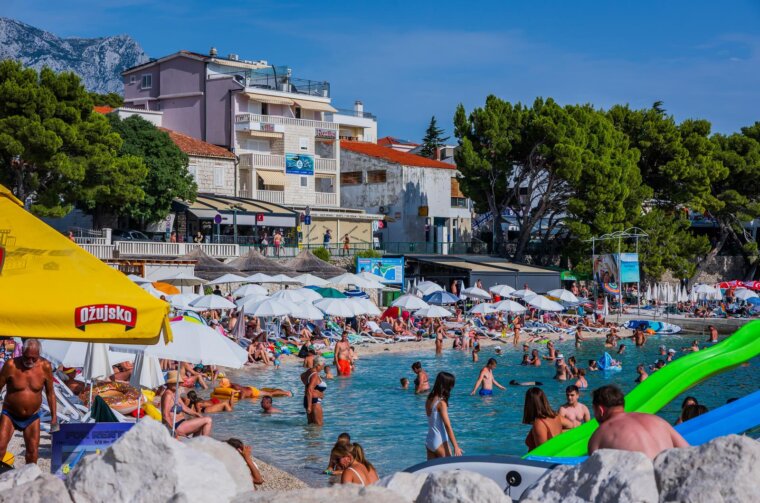 Ljetni dan na plažama u Baškoj Vodi Ljetni dan na plažama u Baškoj Vodi