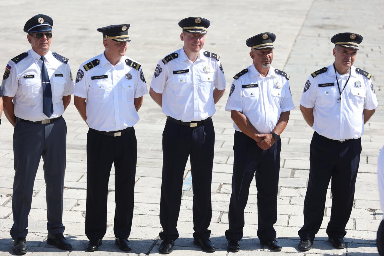 Predstavljanje stranih policajaca u Policijskoj upravi primorsko-goranskoj Predstavljanje stranih policajaca u Policijskoj upravi primorsko-goranskoj