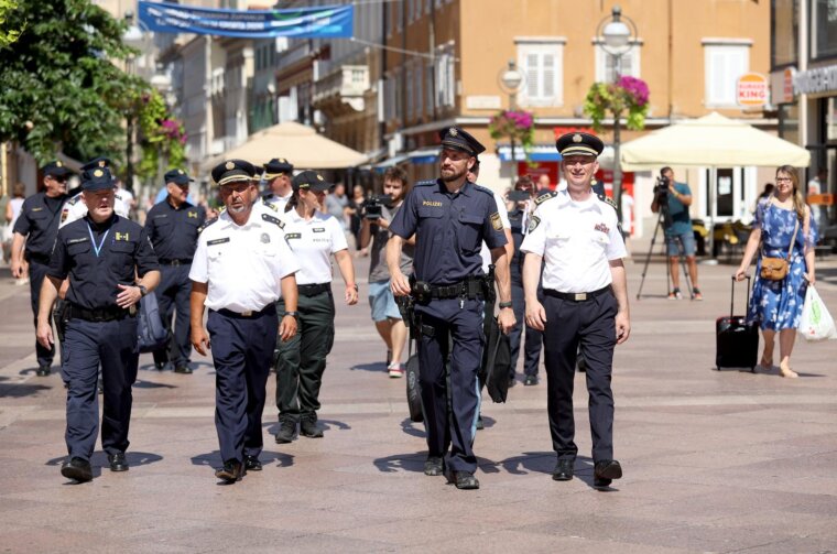Predstavljanje stranih policajaca u Policijskoj upravi primorsko-goranskoj Predstavljanje stranih policajaca u Policijskoj upravi primorsko-goranskoj