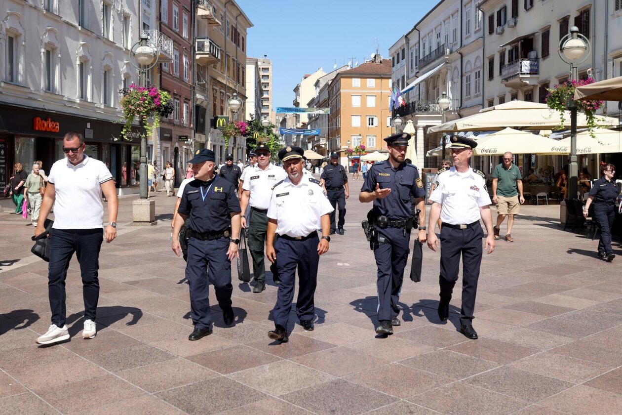 Predstavljanje stranih policajaca u Policijskoj upravi primorsko-goranskoj Predstavljanje stranih policajaca u Policijskoj upravi primorsko-goranskoj