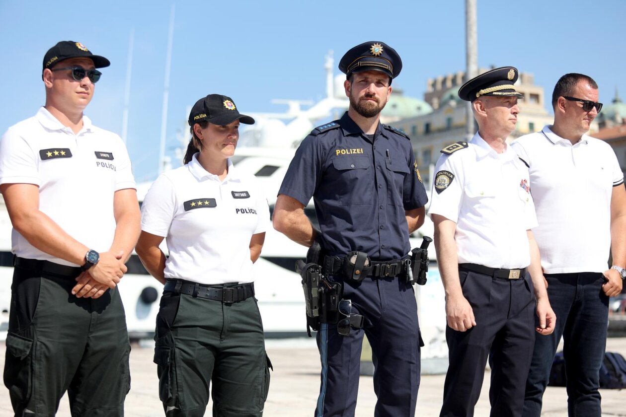 Predstavljanje stranih policajaca u Policijskoj upravi primorsko-goranskoj Predstavljanje stranih policajaca u Policijskoj upravi primorsko-goranskoj