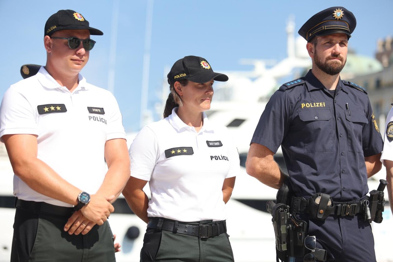 Predstavljanje stranih policajaca u Policijskoj upravi primorsko-goranskoj Predstavljanje stranih policajaca u Policijskoj upravi primorsko-goranskoj