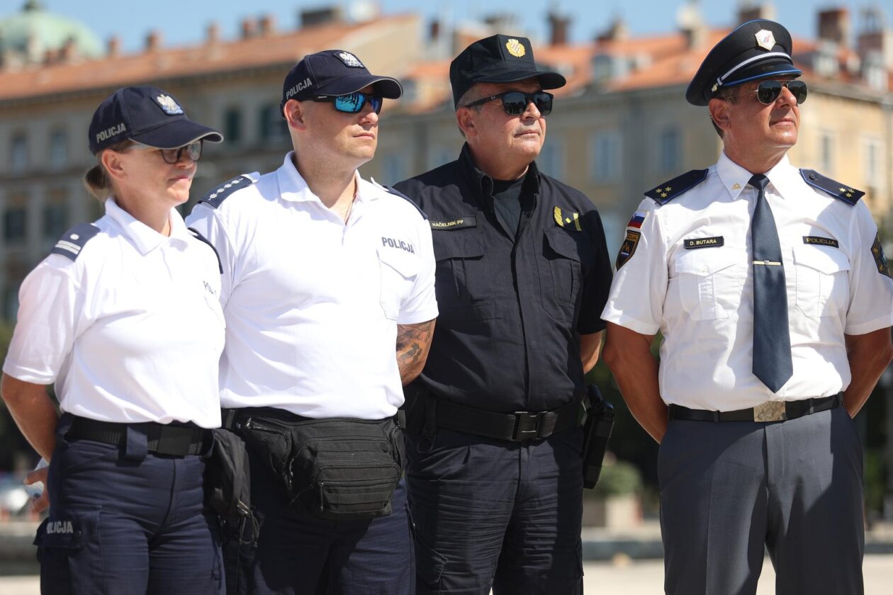Predstavljanje stranih policajaca u Policijskoj upravi primorsko-goranskoj Predstavljanje stranih policajaca u Policijskoj upravi primorsko-goranskoj