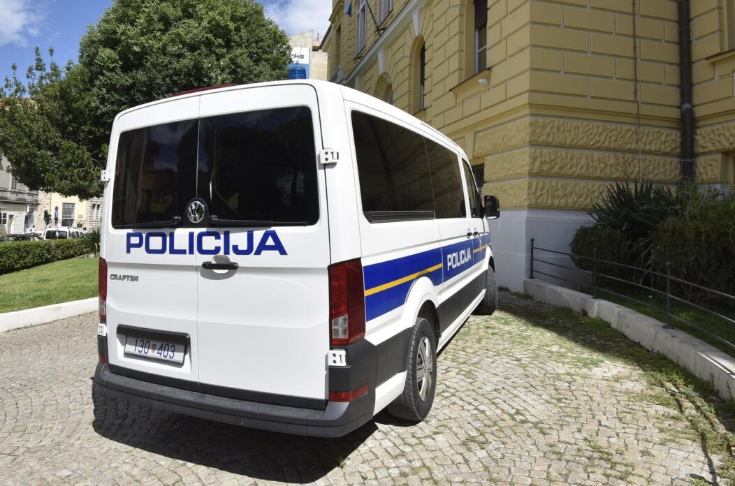 Šibenik: Kombi interventne policije ispred suda u Šibeniku Šibenik: Kombi interventne policije ispred suda u Šibeniku