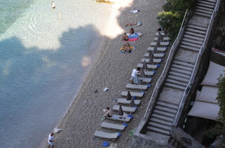 Rijeka: Plaže na Pećinama i u Kostreni prijepodne bez ručnika koji “čuvaju” mjesta Rijeka: Plaže na Pećinama i u Kostreni prijepodne bez ručnika koji “čuvaju” mjesta