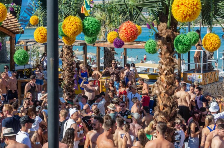 Dnevni party u klubu Papaya na plaži Zrće Dnevni party u klubu Papaya na plaži Zrće