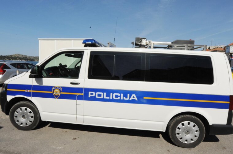 ibenik: Policijski o?evid na mjestu gdje je automobil upao u more ibenik: Policijski o?evid na mjestu gdje je automobil upao u more