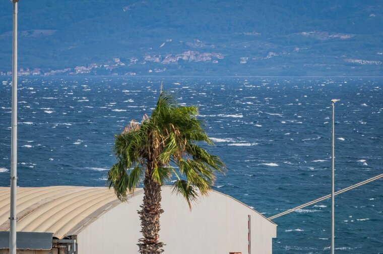 Split: Olujni oblaci i jako jugo na moru ispred Splita Split: Olujni oblaci i jako jugo na moru ispred Splita