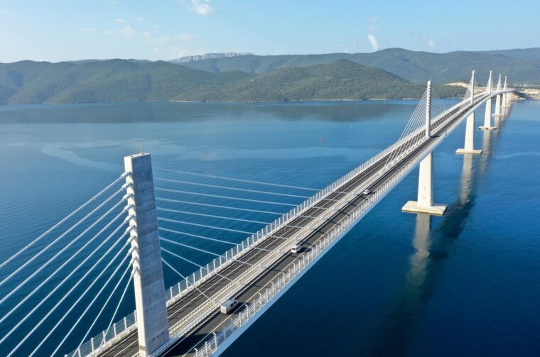 Pogled iz zraka na Pelješki most