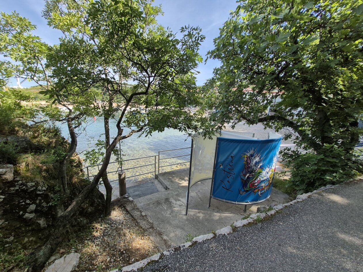 kostrena Postavljene-kabine-i-tus3