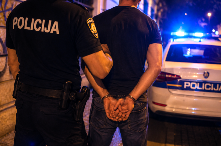policija noć uhićenje lisice umjetna inteligencija policija noć uhićenje lisice umjetna inteligencija