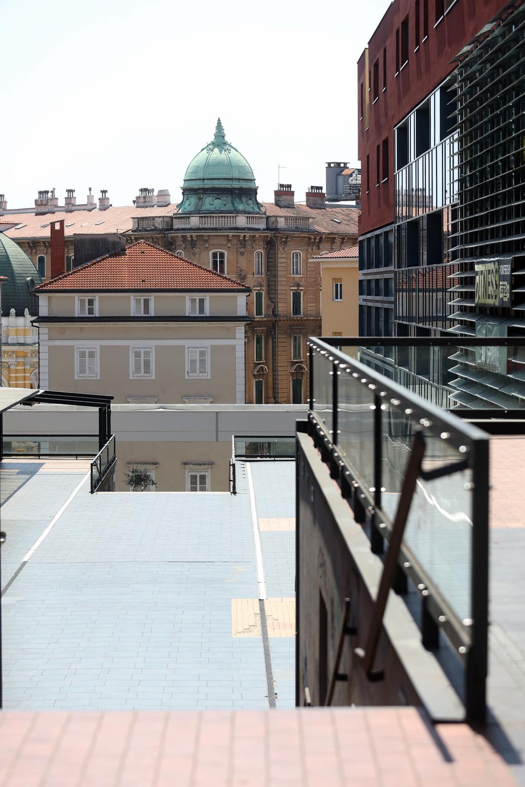 Rijeka: Visoke temperature ispraznile gradske ulice Rijeka: Visoke temperature ispraznile gradske ulice