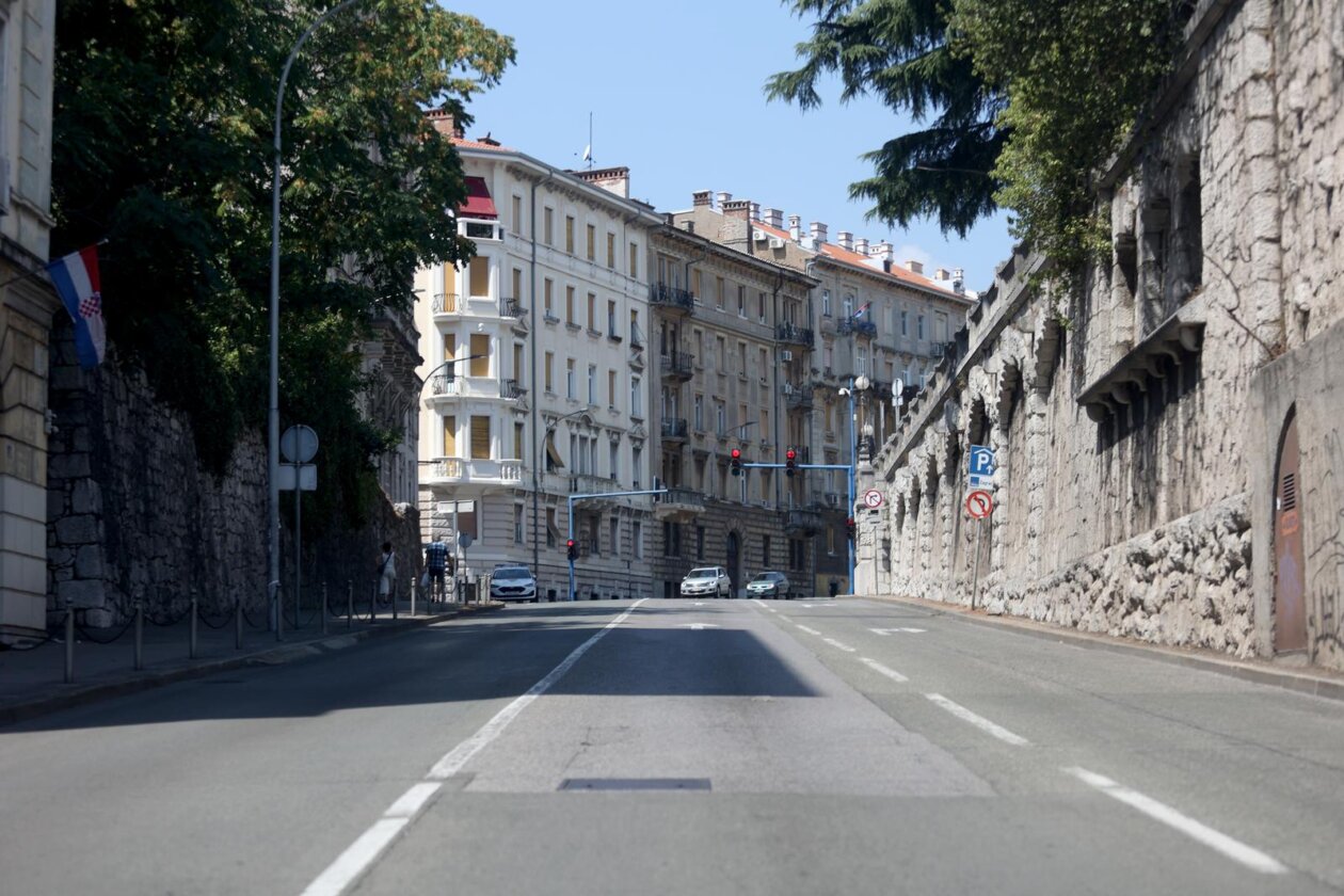 Rijeka: Visoke temperature ispraznile gradske ulice Rijeka: Visoke temperature ispraznile gradske ulice